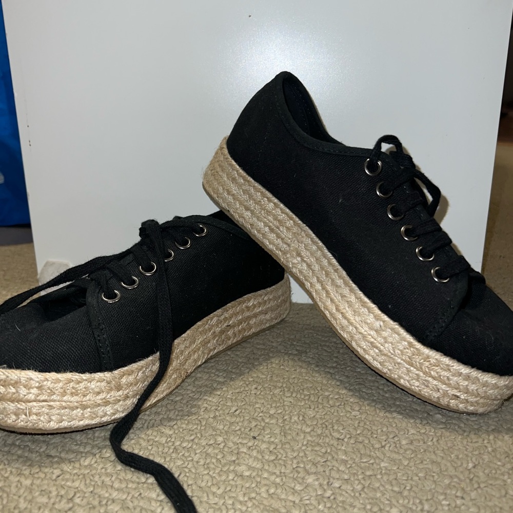 Immaculate BNWOT TORRID size 6W esparille platform black shoe